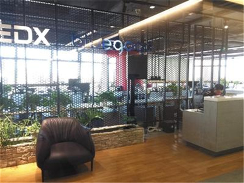 11月16日，小藍單車總部人去樓空，前臺只剩保安。