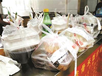 一餐館的“飯口”時(shí)段，等待“出發(fā)”的外賣(mài)擺滿案臺(tái)