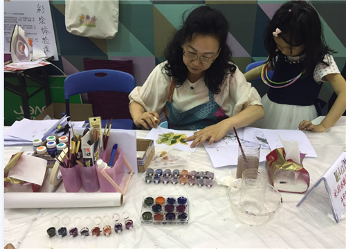 圖為陳寶華老師在往屆展會(huì)現(xiàn)場 圖為陳寶華老師在往屆展會(huì)現(xiàn)場