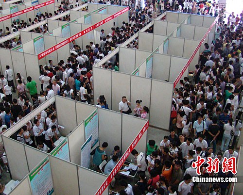 圖為招聘會(huì)現(xiàn)場(chǎng)人山人海的求職者。中新社發(fā) 付美斌 攝