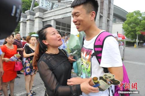 資料圖：家長給考生送上鮮花。王康明 攝