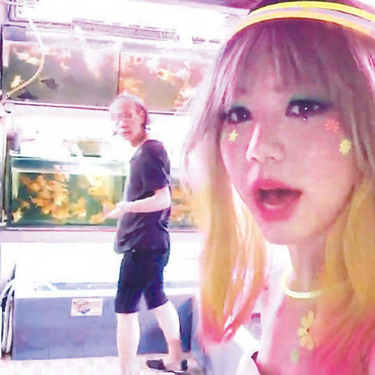 鄧紫棋穿熒光裝，嚇尿路人