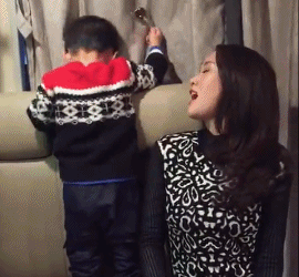 陳喬恩撩逗帥氣萌娃 向?qū)Ψ剿魑钱嬅嬗袗?ài)