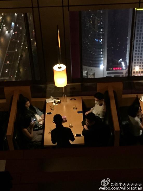 網(wǎng)曝馮紹峰牽手星女郎林允牽手一起出游 網(wǎng)曝馮紹峰牽手星女郎林允牽手一起出游