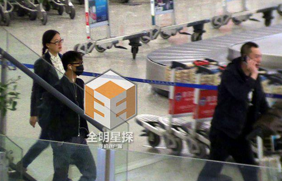 韓庚現(xiàn)身機(jī)場。