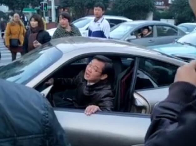 相聲演員大兵遇交通事故問(wèn)交警