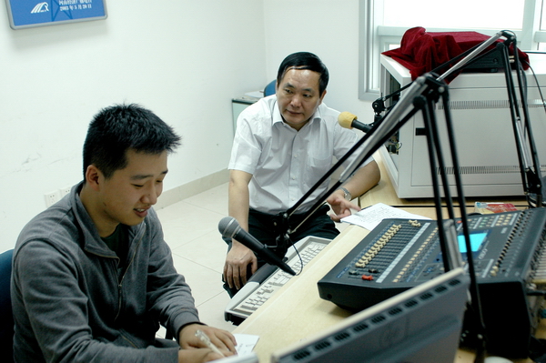 河南省政府安委會副主任、省安全生產(chǎn)監(jiān)督管理局黨組書記、局長張國輝做客《安全河南》直播室