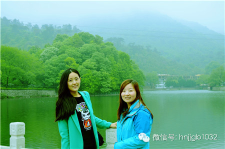 奧斯卡汽車影城的美女和這個(gè)風(fēng)景融入的真好啊，有木有？！