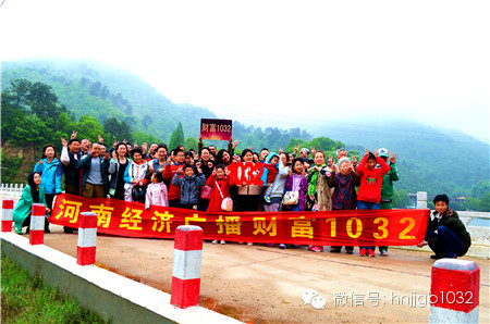 這么美的地方，我們合影留念，看大家多開心！