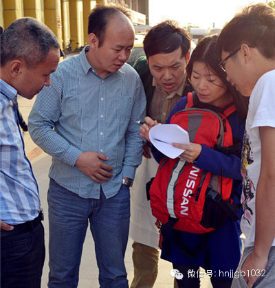 五點(diǎn)五十左右，聽眾們陸陸續(xù)續(xù)到達(dá)鄭州捷和汽車，首先要做的第一件事就是找我們的工作人員要車標(biāo)