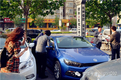 當(dāng)然，小編認(rèn)為最高境界是這位美女，這張照片應(yīng)該取名為論美女的自我修養(yǎng)。