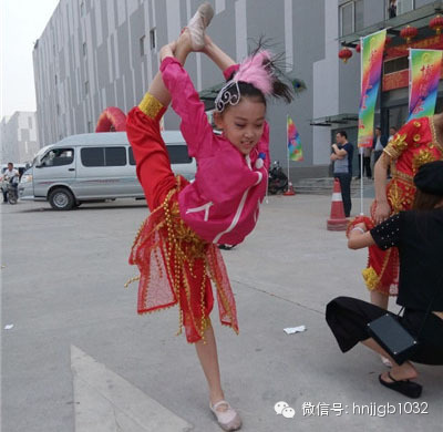 先練練功，為一會兒的演出做準(zhǔn)備