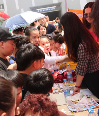 禮品領(lǐng)取處，這是要把工作人員圍攻的節(jié)奏啊。