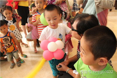 拿到氣球玩具的小朋友，瞬間成了焦點，周圍的小朋友都想和你做朋友，你知道嗎？