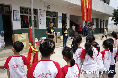 財(cái)富1032主播鄧語(yǔ)、張哲主持了捐助儀式