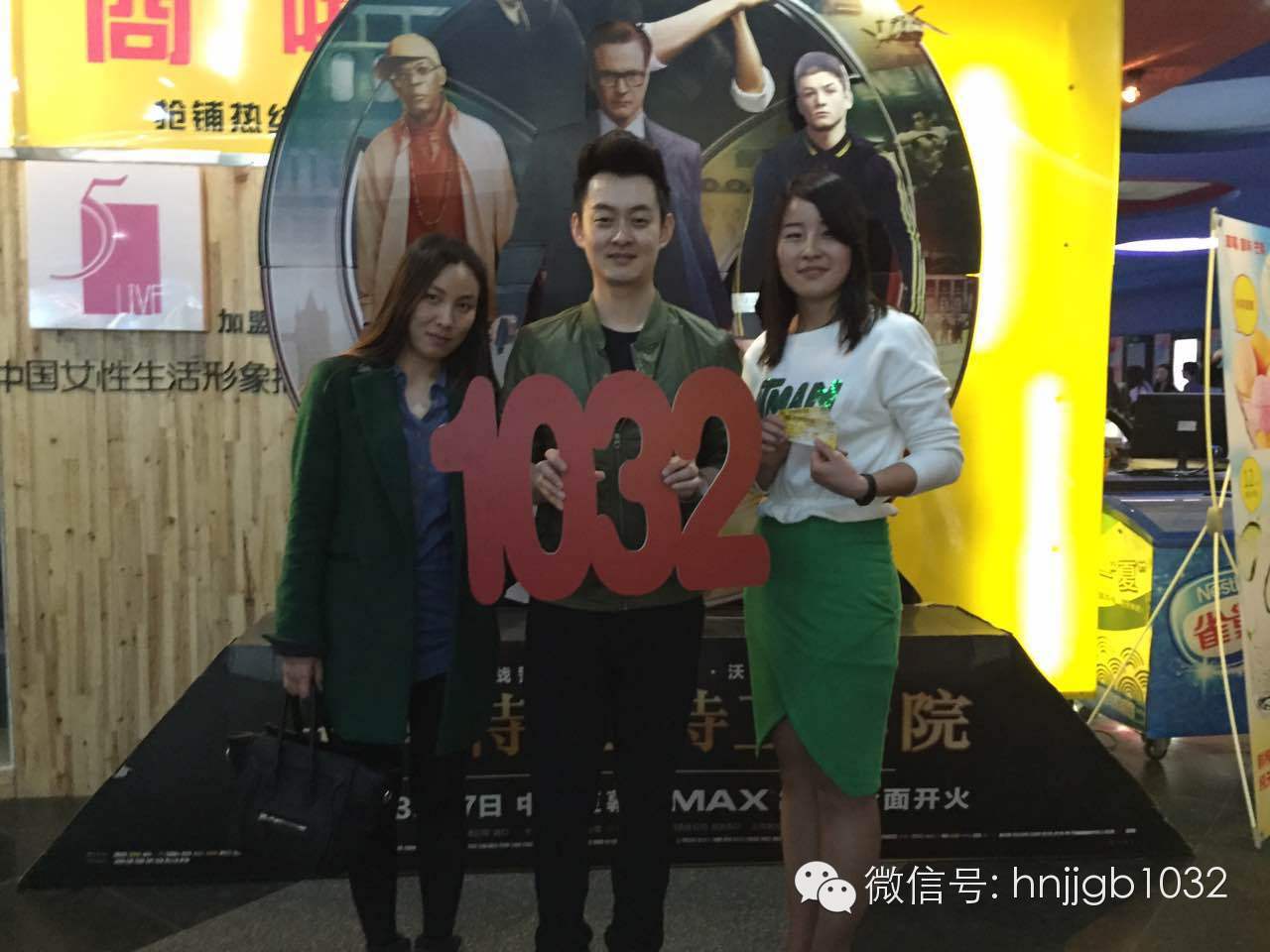 傳說中的Johnny終于現(xiàn)身啦！還是美女魅力大哦。帥哥美女好養(yǎng)眼，小編忍不住要多看幾眼呢。