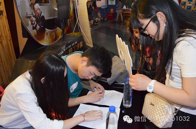 看，我們的工作人員正在組織簽到哦！