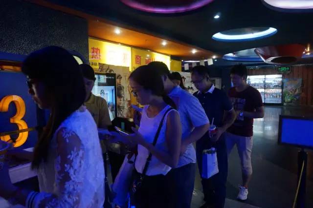 電影馬上開始，排隊(duì)入場嘍