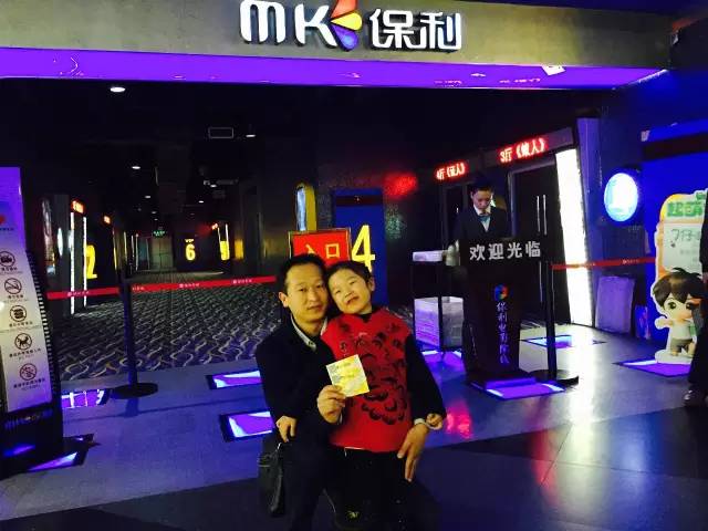 再來看兩個(gè)萌娃，表情都好有戲！