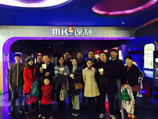 來張“全家?！?，人齊了，我們準(zhǔn)備進(jìn)場(chǎng)嘍