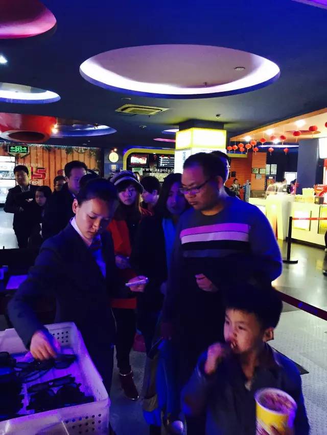 小朋友吃的好香??！爆米花和電影真是絕配喲