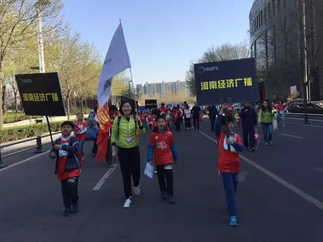 出發(fā)啦！小朋友和大朋友們昂首闊步向賽場(chǎng)邁進(jìn)！