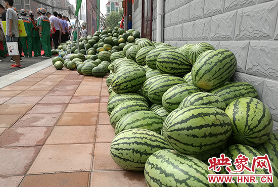 經(jīng)濟(jì)廣播工作人員和愛(ài)心企業(yè)給正在忙碌的環(huán)衛(wèi)工人、交警等送去一萬(wàn)六千多斤西瓜和近百提礦泉水。