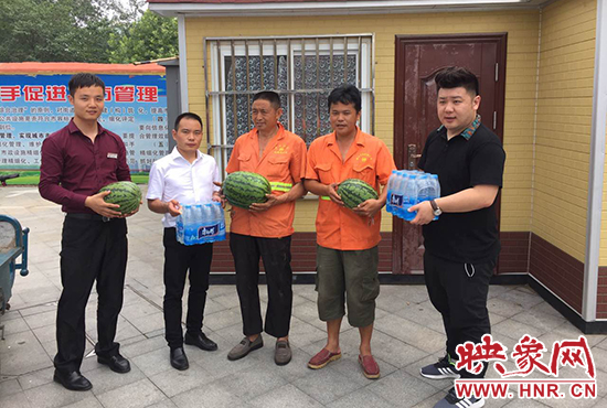 經(jīng)濟(jì)廣播工作人員和愛(ài)心企業(yè)給正在忙碌的環(huán)衛(wèi)工人、交警和協(xié)警等送去了一萬(wàn)六千多斤西瓜和近百提礦泉水。