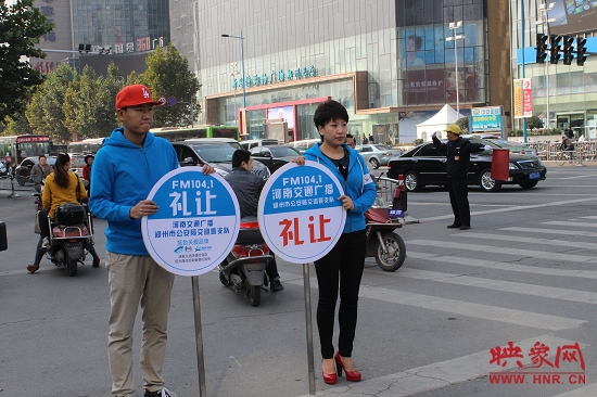 河南省文明交通形象大使、河南交通廣播主持人南方在活動現(xiàn)場