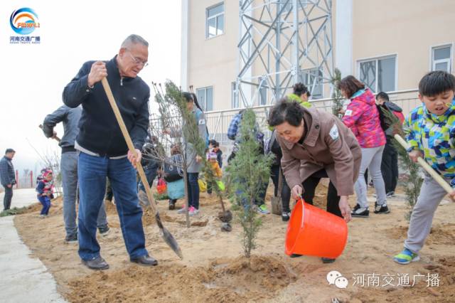 恩愛的老人一起種下一棵小樹苗，健健康康白頭偕老~