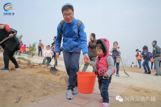 爸比爸比，你會種小樹嗎？我來教你吧~