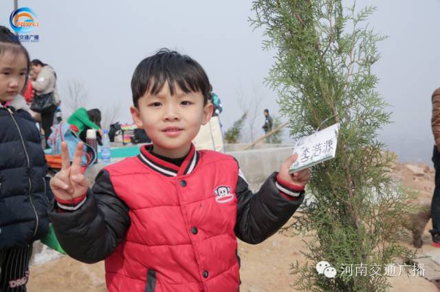 耶！你看，這是我種下的小樹苗！