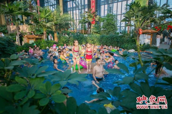 又開始過夏天的孩子們，在溫潤的泉水里放任天性。