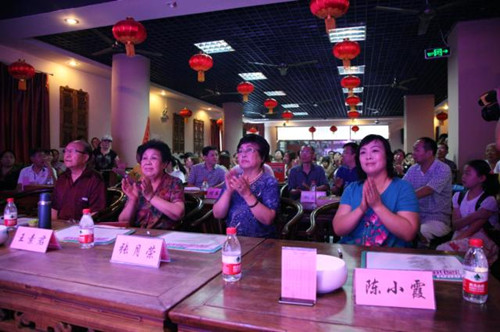 我省著名豫劇表演藝術(shù)家素君（左2）、常香玉弟子、國家一級演員張月榮（右2）