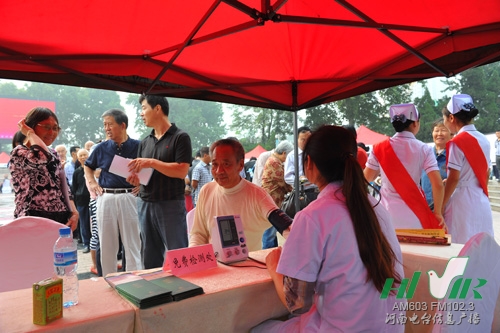 市民接受免費身體檢測 市民接受免費身體檢測