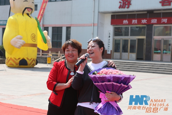 長壽山景區(qū)董事長、總經理孫春花與主持人周迪