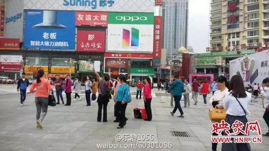 他們從四面八方匯集到二七塔下，由行走路人一下變成了一支舞蹈隊(duì)，跳起了節(jié)奏歡快、時(shí)尚動(dòng)感的舞蹈。