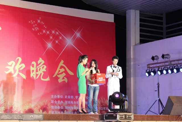 教育廣播女主播葉子現(xiàn)身晚會(huì)，全場(chǎng)沸騰