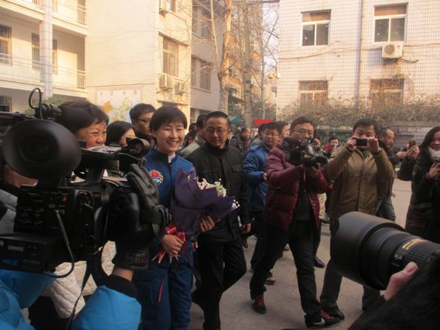 劉洋走進母?！嵵萑? oldsrc=