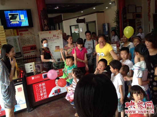 活動(dòng)開始前，1066城市之聲的主持人跟孩子們進(jìn)行現(xiàn)場(chǎng)互動(dòng)。