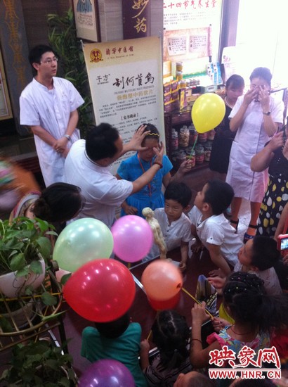 活動(dòng)開始了，濟(jì)華中醫(yī)館的保健按摩專家李老師為大家講解如何有效預(yù)防青少年近視。