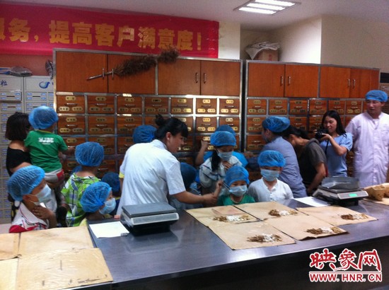 咦，藥房里的叔叔阿姨他們從小抽屜里拿出的藥又是什么？這些中藥放在一起有什么功效呢？