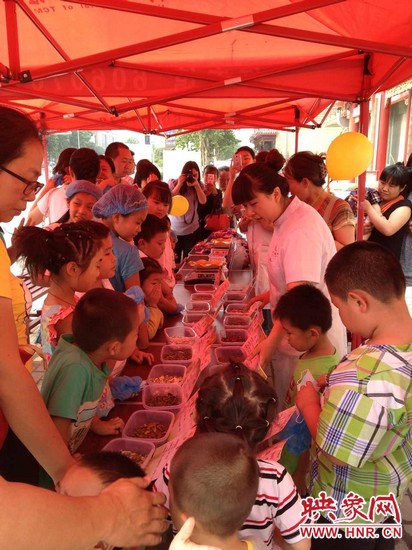 為了不影響中藥房里藥劑師正常工作，我們把孩子們?cè)谡J(rèn)中藥和裝香囊的兩個(gè)環(huán)節(jié)搬到了室外