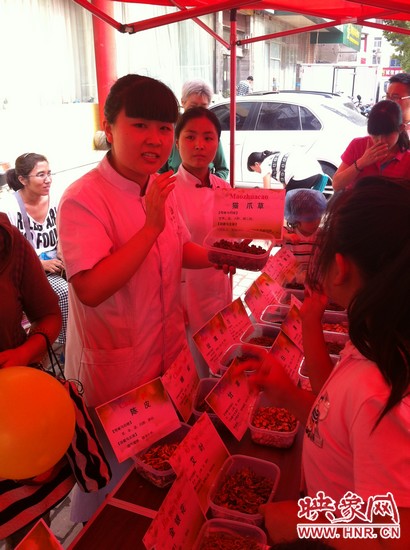 這是什么一，那又是什么？小腦袋不停的在思索，而小手和小鼻子也沒閑著，時(shí)不時(shí)地摸一摸、聞一聞！