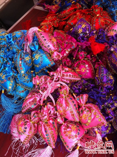 孩子們的好奇心得以大大的滿足，接下來(lái)就要裝香囊啦，你看，五顏六色的香囊多漂亮！