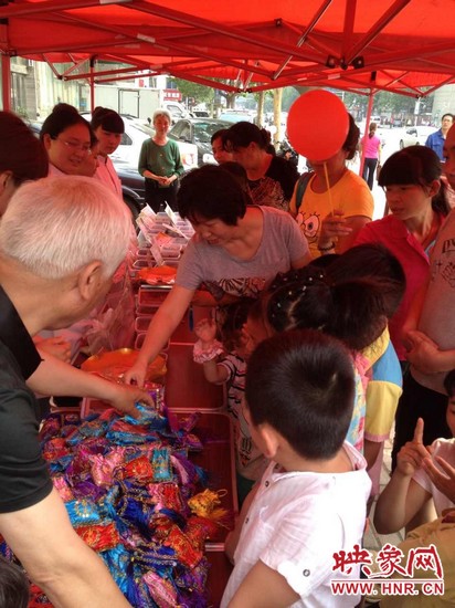 中醫(yī)館裝備了防蚊蟲、預(yù)防手足口等四個(gè)藥方，并把這些藥磨成粗粉，每個(gè)孩子把不同藥方粉裝如香囊?guī)Щ丶? complete=