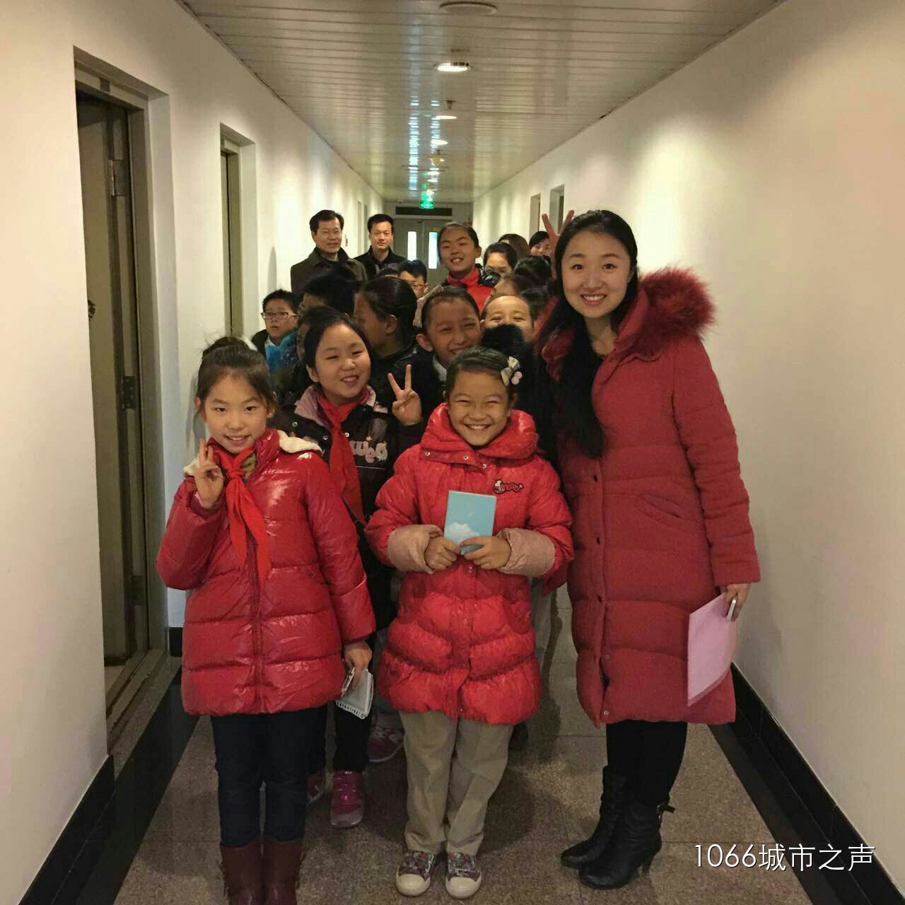 簽字和揭牌儀式后，教育廣播（城市之聲）主持人“卷卷貓”帶領“小主持人”走進河南廣播大廈