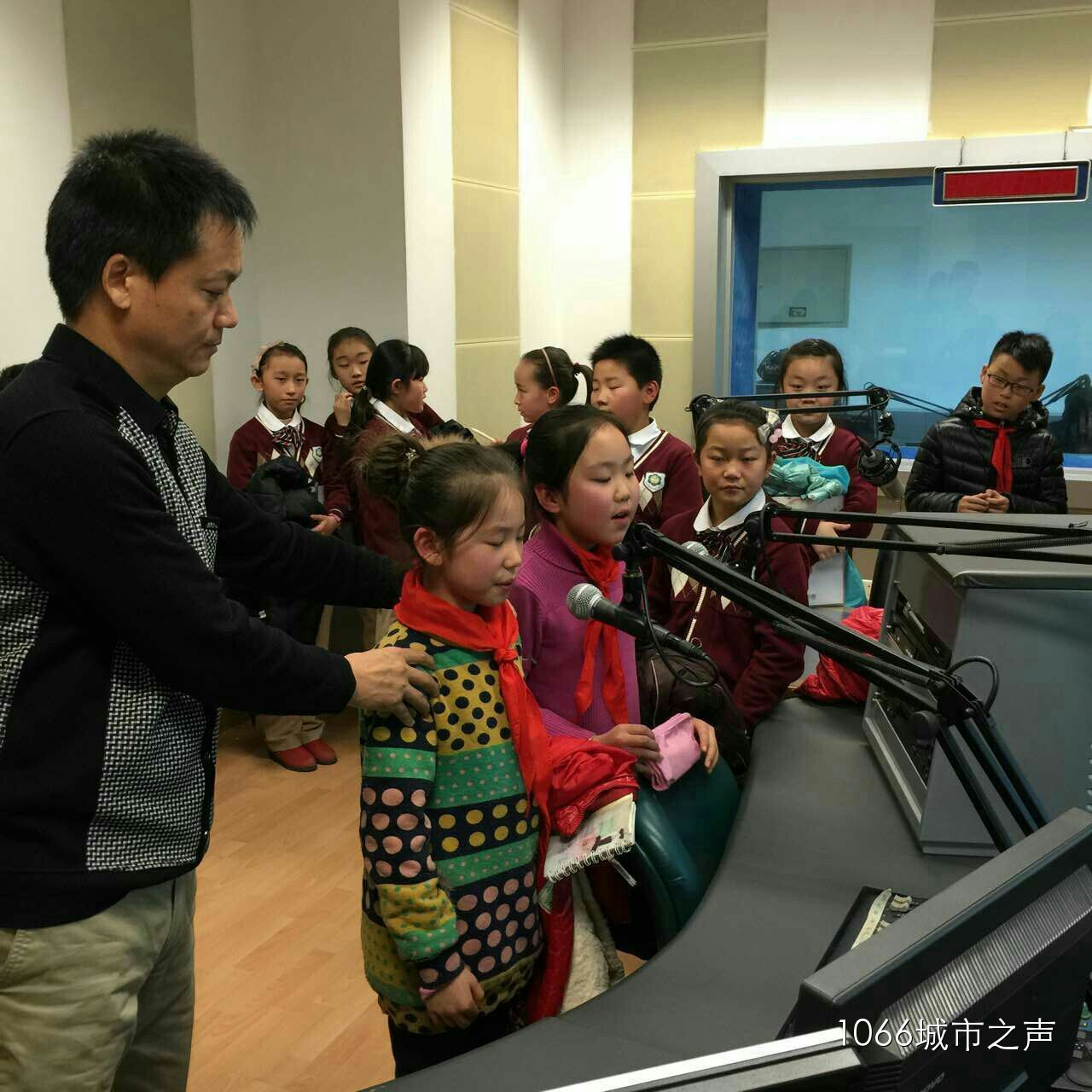 現(xiàn)場接受播音指導，有模有樣耶！