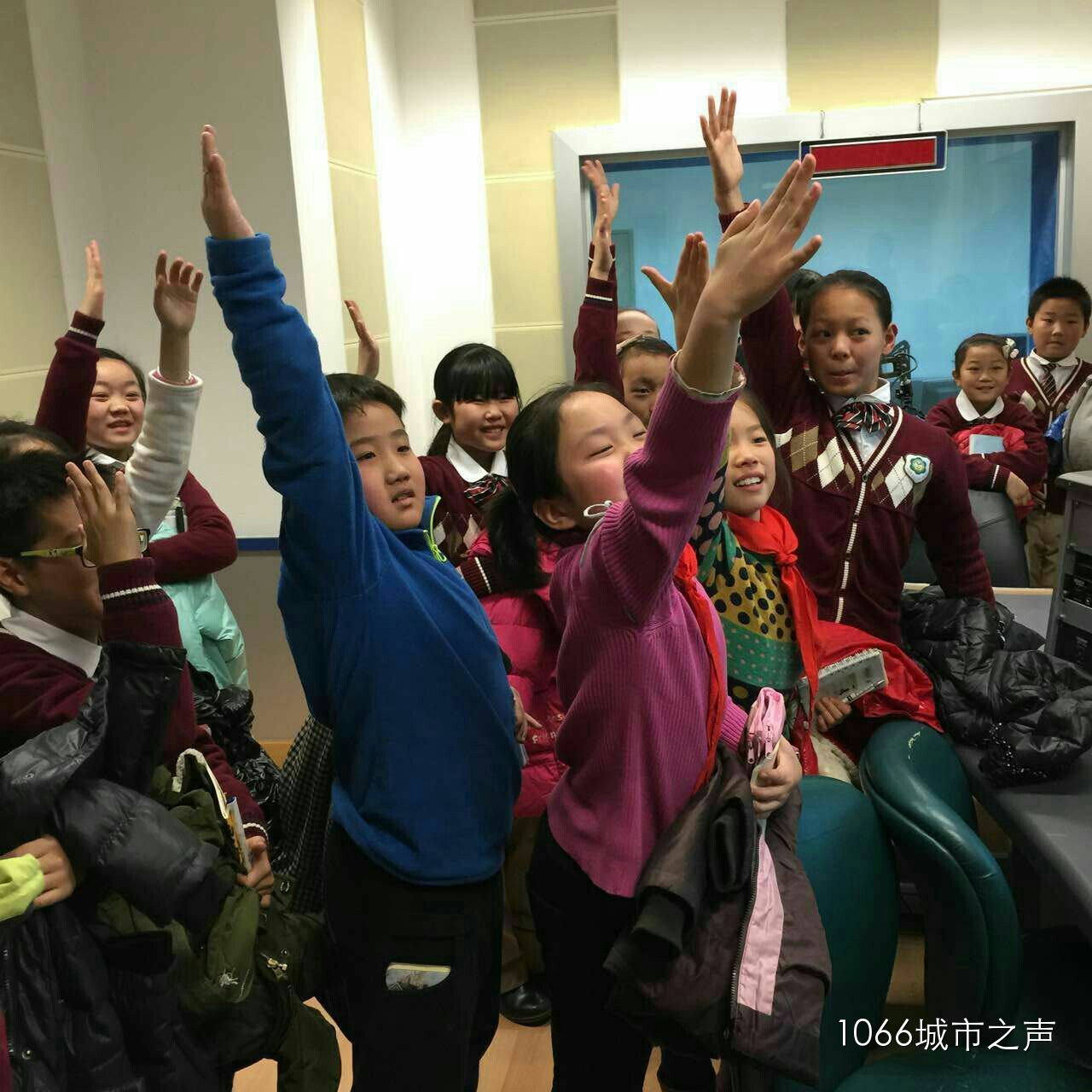 第一次體驗話筒前的感覺，同學們爭先恐后！