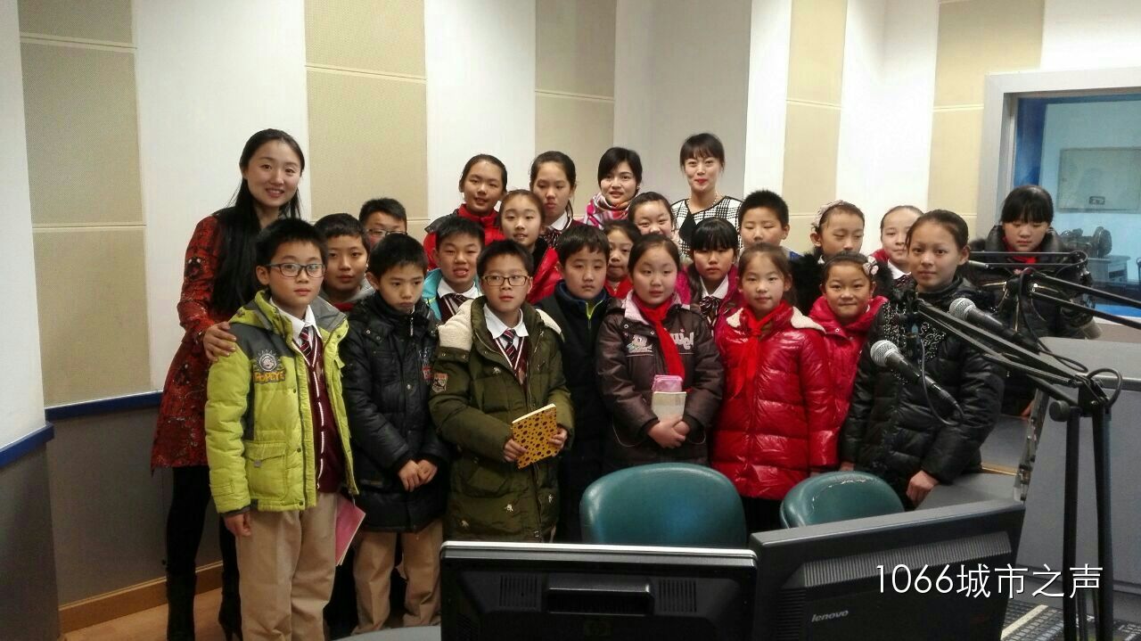 跟電臺的主持人和老師們的大合影！真是難忘的一天??！